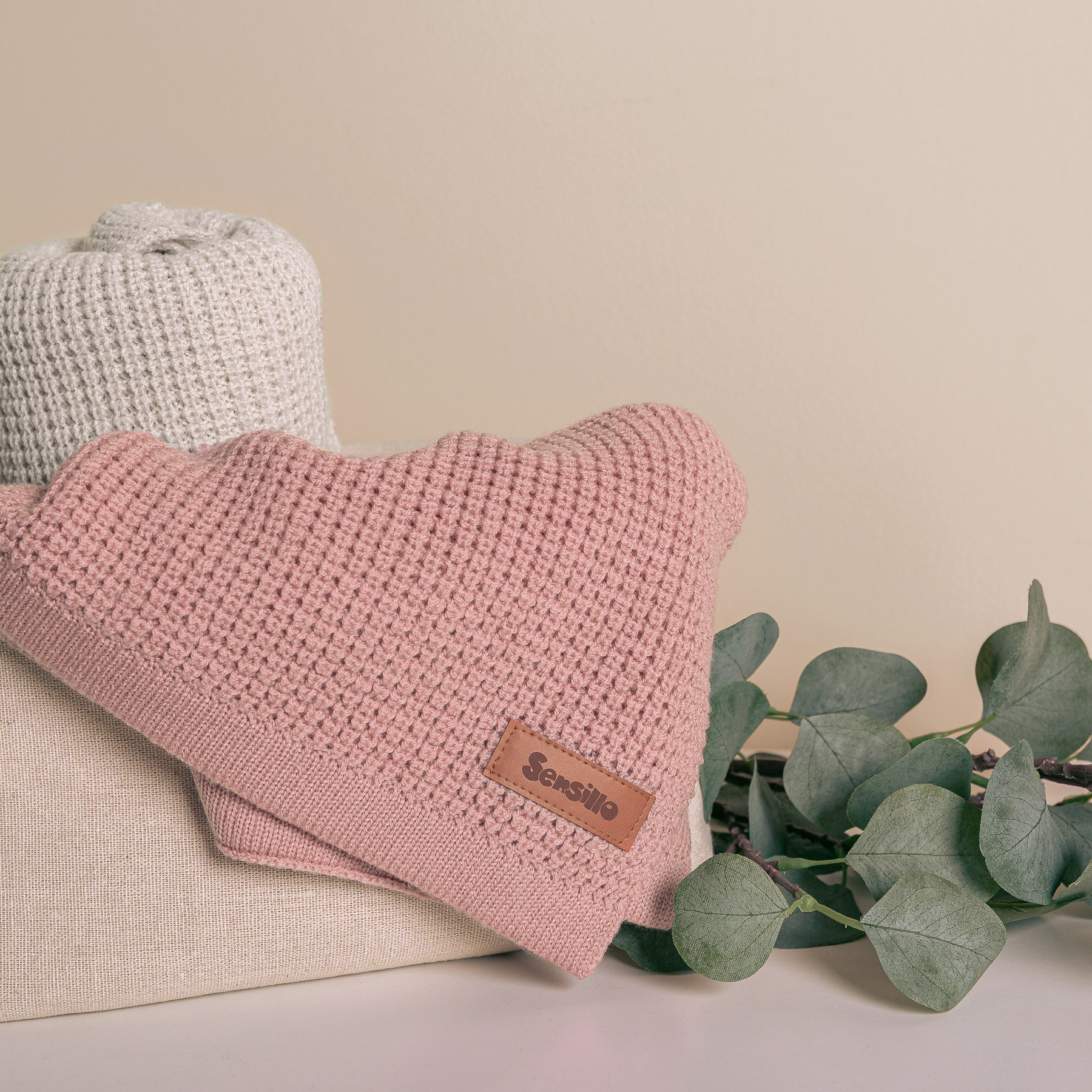 https://www.sensillo.pl/wp-content/uploads/2026/06/koc_merino_light_pink_03.jpg